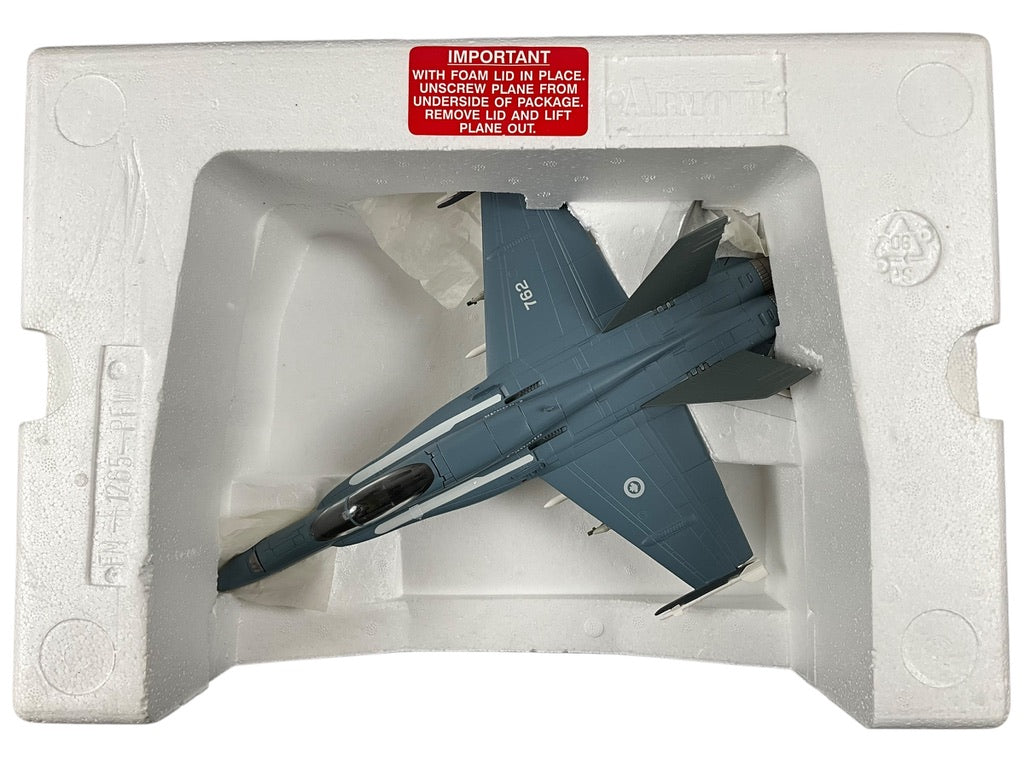 1/48 FRANKLIN-MINT (B11E679) McDONNELL DOUGLAS CF188 HORNET (188762) - 1993 "50th Anniversary of 410 Cougars Sqdn" Airshow Livery - in Lybia No-Fly Zone 2011 - 410 Sqdn C.F.B. Cold Lake, Alberta - CANADIAN ARMED FORCES (Limited Edition of Only 400)
