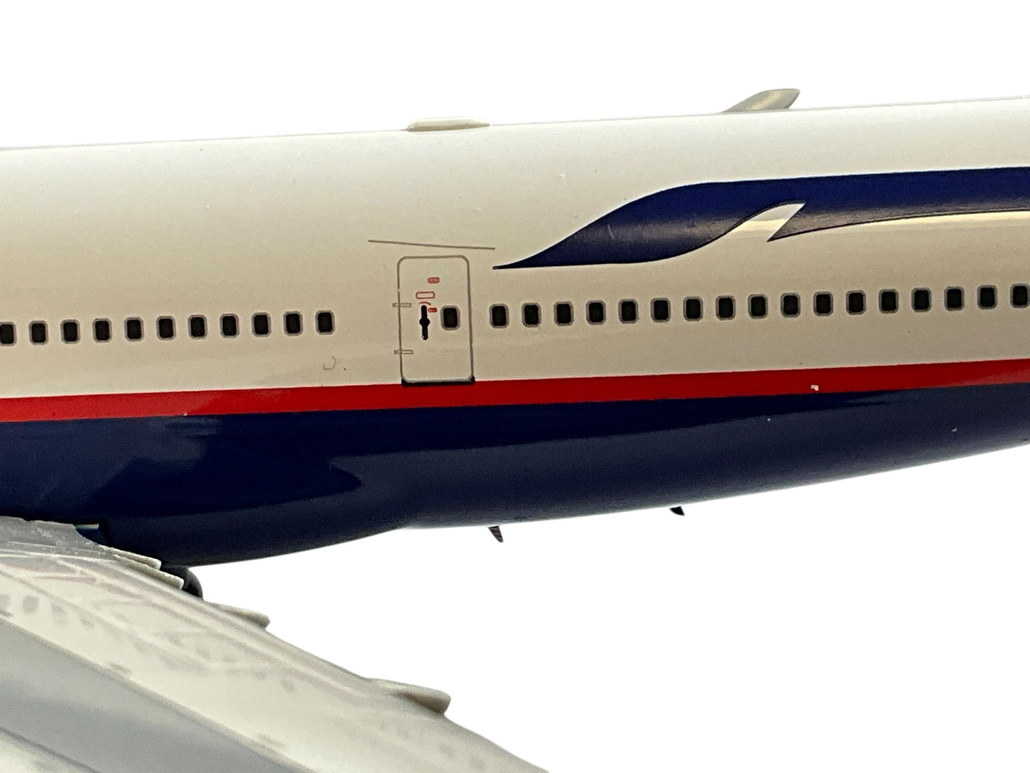 1/200 Inflight200 (IF7440717) Boeing B747-475 (C-GMWW) "Maxwell W. Ward" 2nd C.A.I. - Landor "Proud Wings" Livery - Canadian Airlines International (Limited Edition)