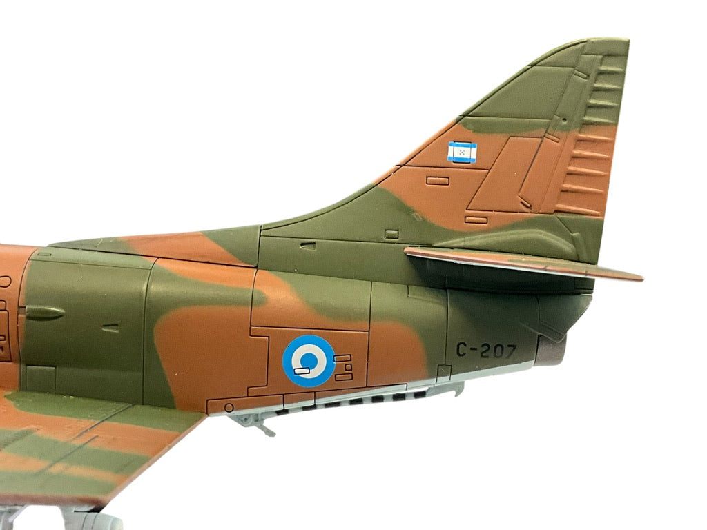 1/72 HobbyMaster (HA1404) Douglas A4B Skyhawk (C-207) "Falklands" May 1982, Fuerza Aerea Argentina (Limited Edition)