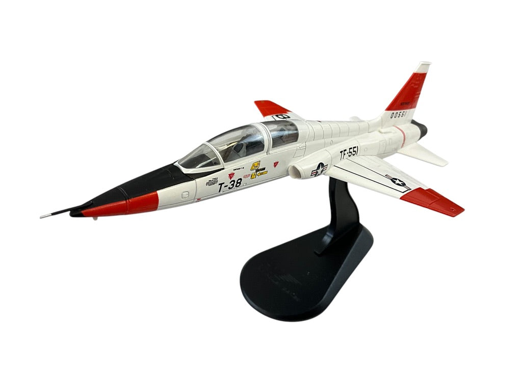 1/72 HobbyMaster (HA5403) Northrop T38A Talon (60-551) "Jackie Cochran" Edwards's Air Force Base, California U.S.A.F. 1961 (Limited Edition)