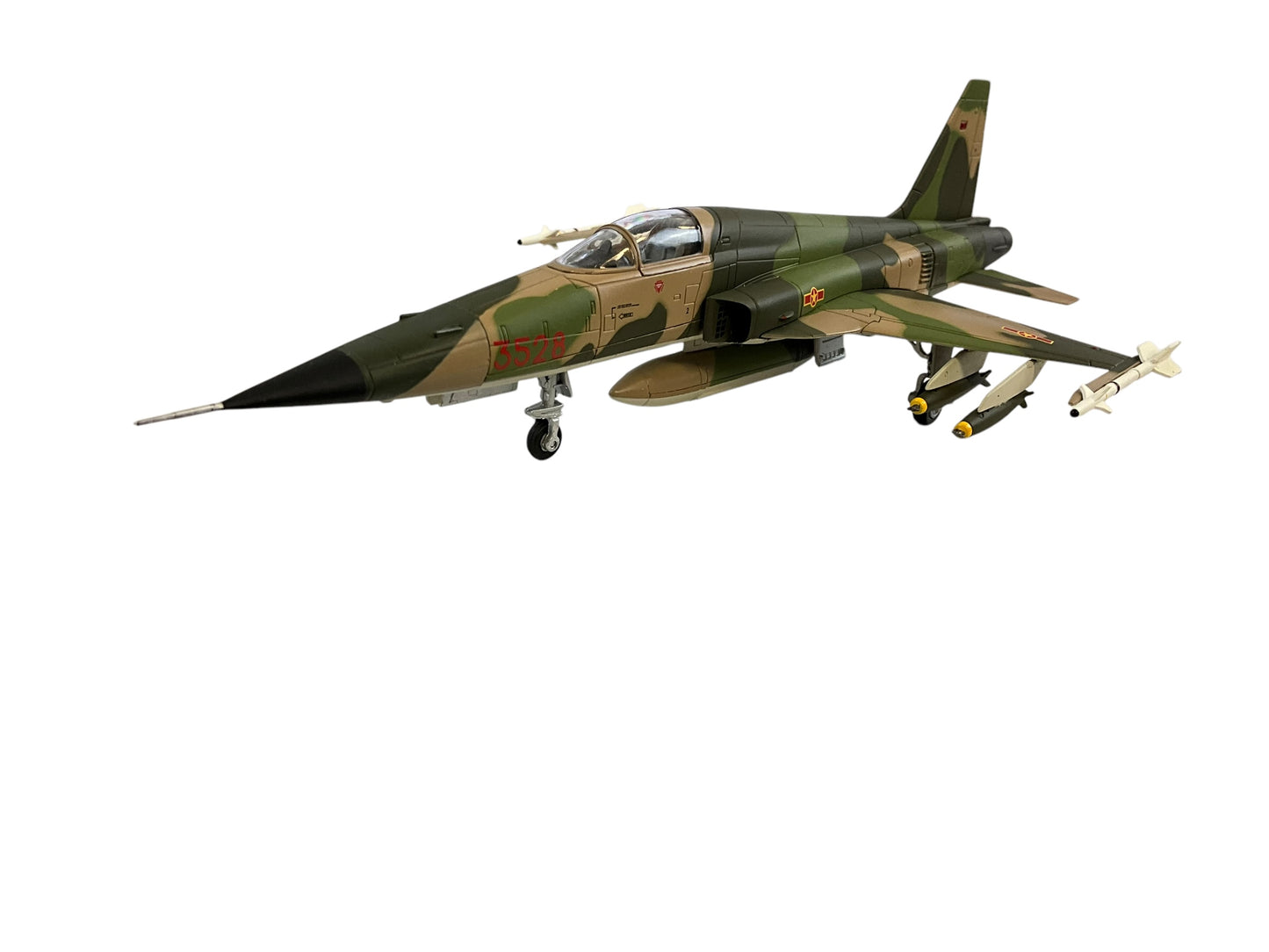 1/72 HobbyMaster (HA3327) Northrop F5E Tiger II (Red 3528) 935th Fighter Regiment, Vietnam People's Air Force late 1970's (Limited Edition)