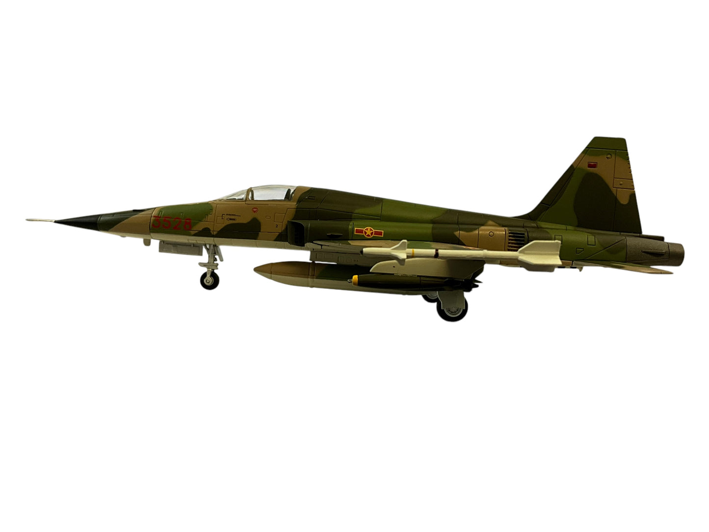 1/72 HobbyMaster (HA3327) Northrop F5E Tiger II (Red 3528) 935th Fighter Regiment, Vietnam People's Air Force late 1970's (Limited Edition)