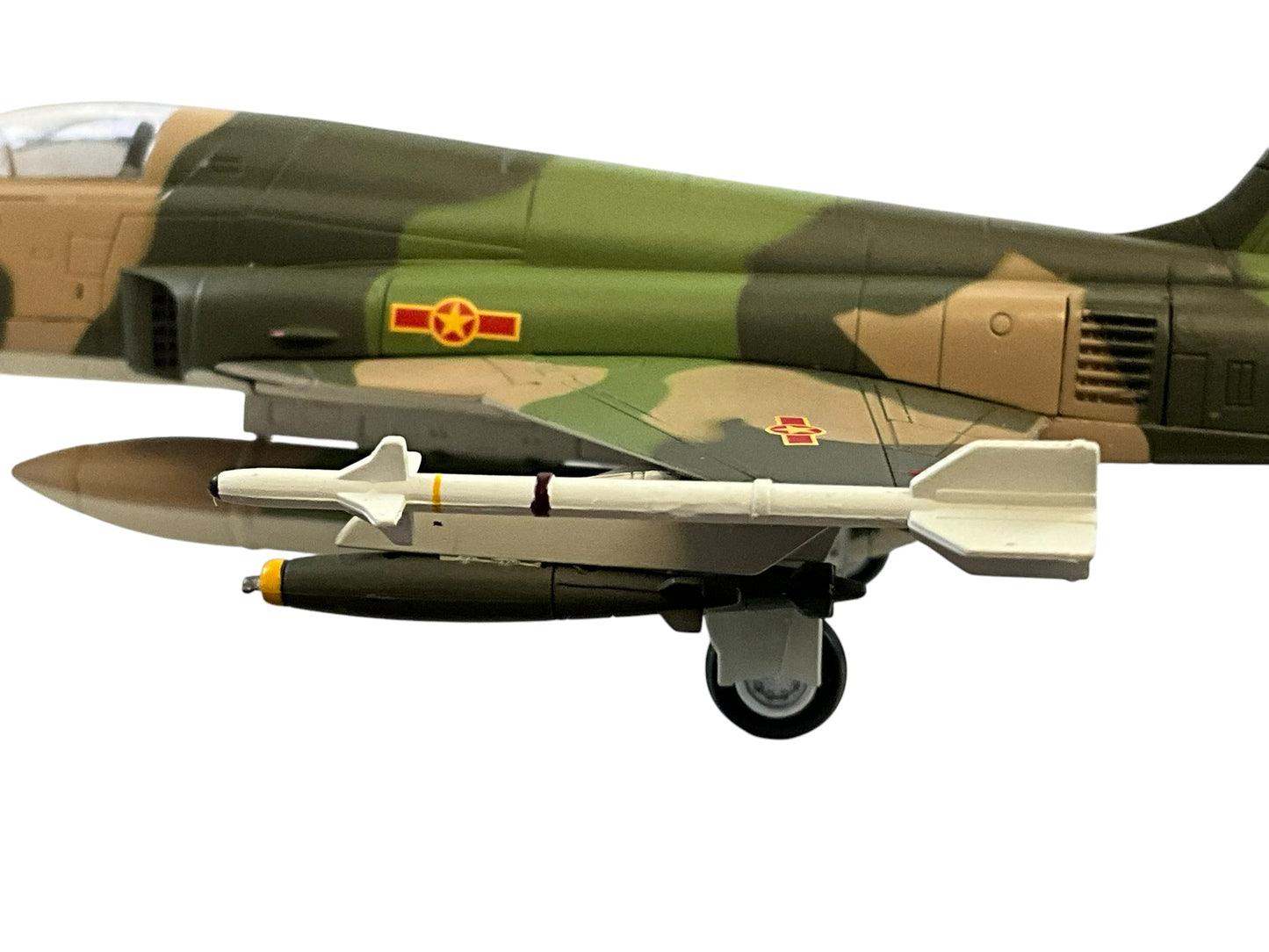 1/72 HobbyMaster (HA3327) Northrop F5E Tiger II (Red 3528) 935th Fighter Regiment, Vietnam People's Air Force late 1970's (Limited Edition)