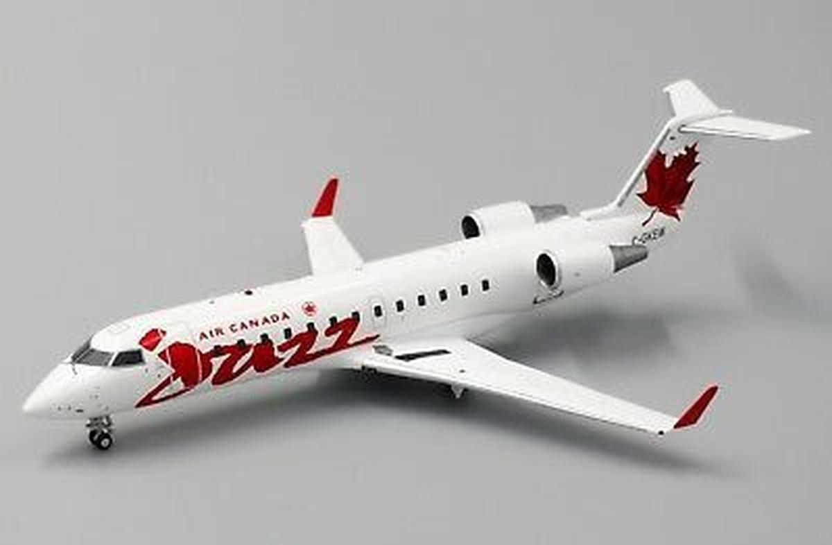 1/200 JC-WINGS BOMBARDIER CRJ200ER AIR CANADA JAZZ RED MAPLE LEAF (LIMITED EDITION)