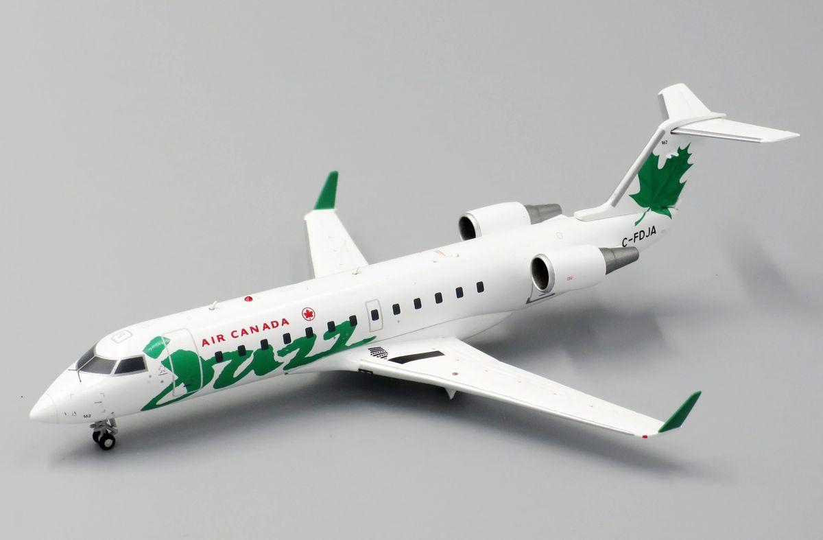 1/200 JC-WINGS BOMBARDIER CRJ200 AIR CANADA JAZZ  GREEN MAPLE LEAF (LIMITED EDITION)