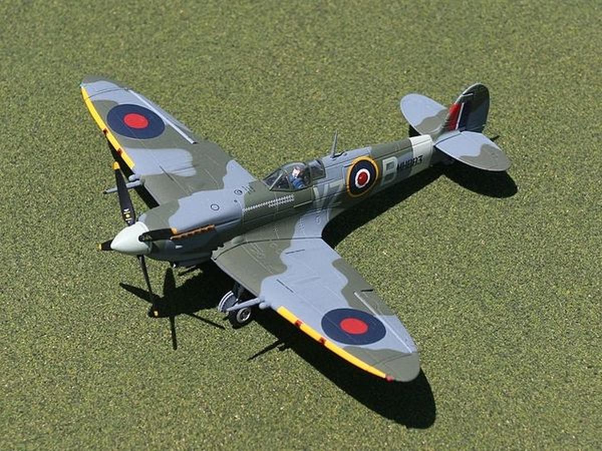 1/72 GEMINI-ACES (GARAF1006N) SUPERMARINE SPITFIRE MK-IX (VZ-B - MH883) FLT-LT George "BUZZ" BEURLING R.C.A.F. 412-SQDN (LIMITED EDITION)