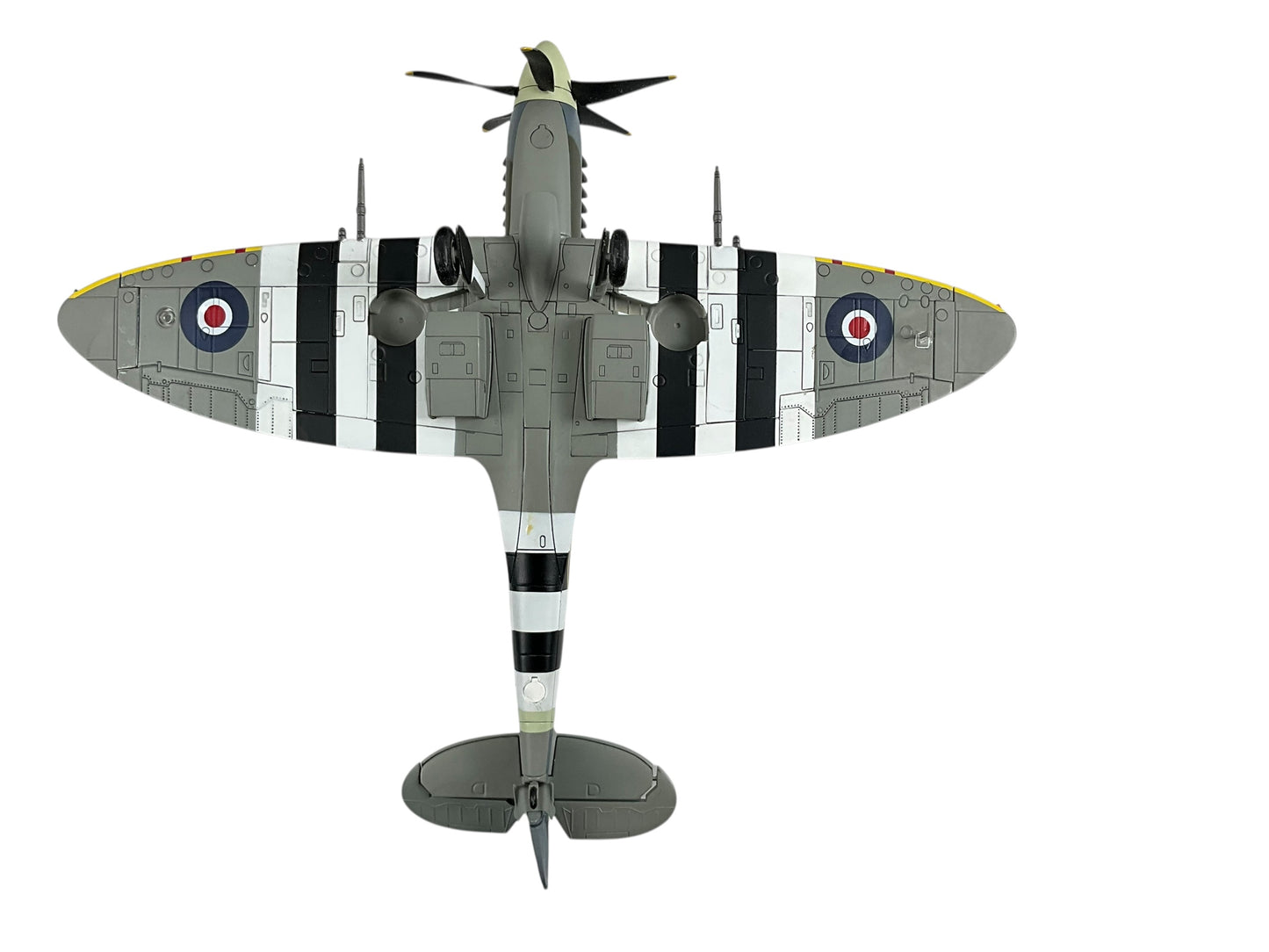 1/48 Hobbymaster (HA7103) Supermarine Spitfire Mk.XIV (RM656 / DL+F) flown by French pilot Jean Marie Maridor (4 kills & 11 V1's) 91 Sqdn R.A.F. Aug.3 1944 (Limited Edition of 1751)