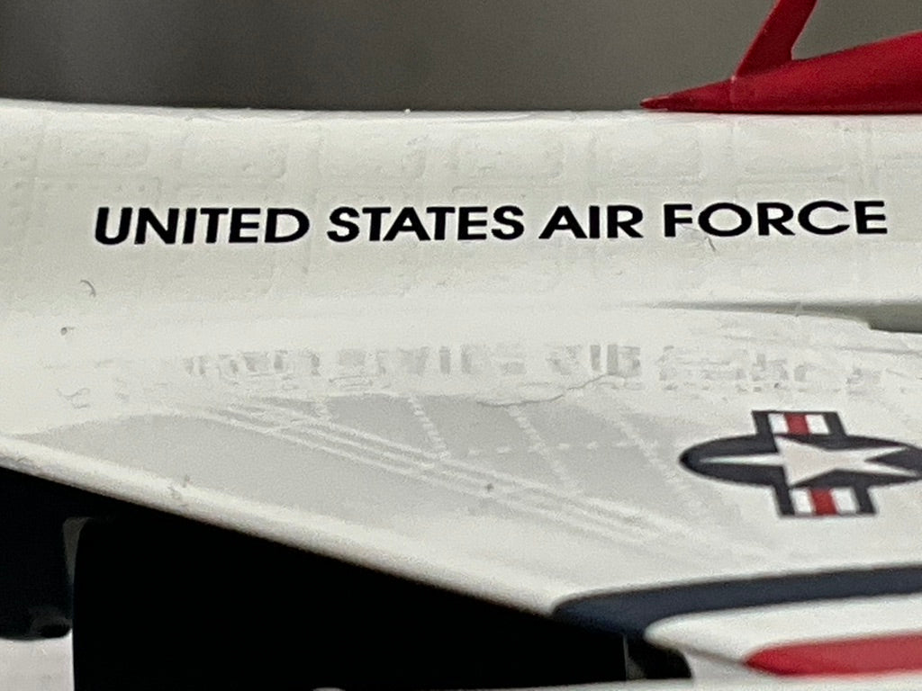 1/72 Sky Guardians (WTW-72-010-013) Lockheed Martin F16A Fighting Falcon (#1 Commander/Leader Lt.Col. Pavl Law) "Thunderbirds" U.S.A.F. (Limited Edition)
