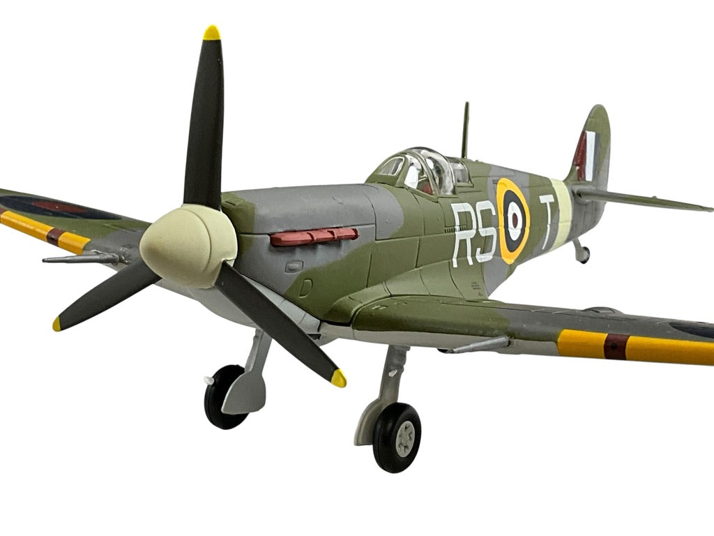 1/48 Armour/Franklin Mint (98160) Supermarine Spitfire MK.V (RS+T) flown by WWII Ace W/C R.S. Tuck 124 Sqdn R.A.F. (Limited Edition)