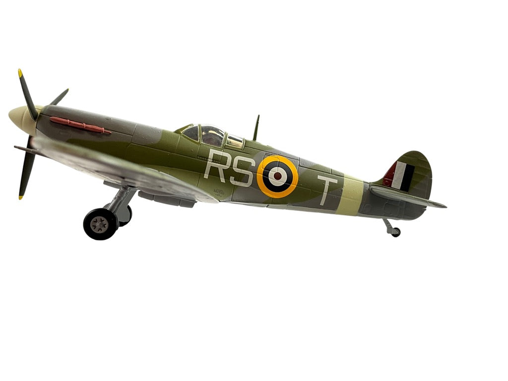 1/48 Armour/Franklin Mint (98160) Supermarine Spitfire MK.V (RS+T) flown by WWII Ace W/C R.S. Tuck 124 Sqdn R.A.F. (Limited Edition)