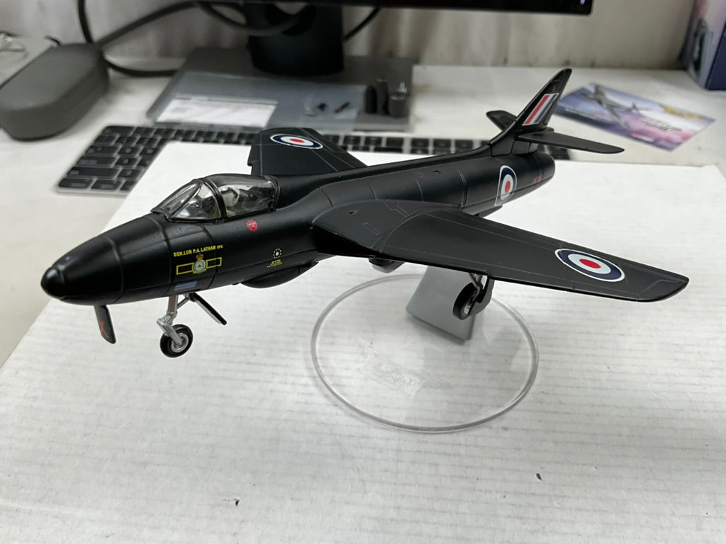 1/72 Corgi (AA49802) Hawker Hunter F Mk.6 (XF506/X) flown by S/L Peter A.Latham A.F.C. "Black Arrows" 1956-1961 No.111 Sqdn R.A.F. (Limited Edition #2790 of Only 6800) 2000 Release