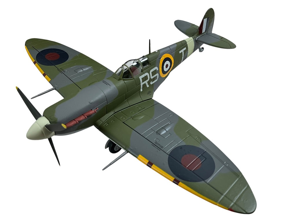 1/48 Armour/Franklin Mint (98160) Supermarine Spitfire MK.V (RS+T) flown by WWII Ace W/C R.S. Tuck 124 Sqdn R.A.F. (Limited Edition)